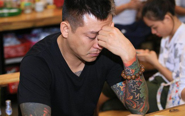 Vẻ mệt mỏi, suy sụp của Tuấn Hưng khi chia sẻ với b&aacute;o ch&iacute; ngay trong tối 5.10, khi c&oacute; th&ocirc;ng b&aacute;o y&ecirc;u cầu tạm dừng đ&ecirc;m diễn từ UBND Quận Ba Đ&igrave;nh.