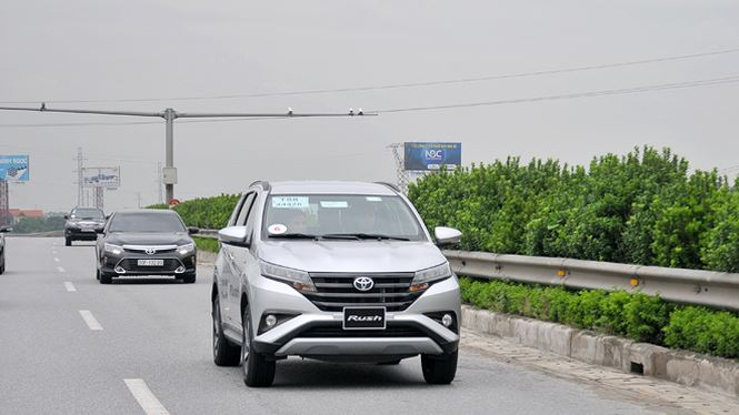 Toyota Rush xuất hiện lần đầu ti&ecirc;n tại Việt Nam thuộc ph&acirc;n kh&uacute;c mới, lai giữa crossover v&agrave; MPV, cạnh tranh trực tiếp với Mitsubishi Xpander. Xe chỉ c&oacute; duy nhất phi&ecirc;n bản 1.5 AT với gi&aacute; b&aacute;n 668 triệu đồng.
