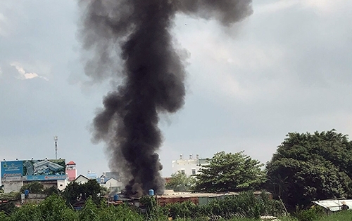 Vựa phế liệu cháy, khu dân cư ở Sài Gòn náo loạn