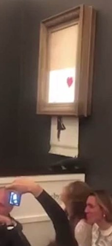 Nhiều kh&aacute;n giả nhanh tay chụp lại khoảnh khắc bức tranh bị cắt. Ảnh: Dailymail.