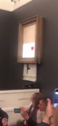 Nguy&ecirc;n nh&acirc;n của sự b&iacute; ẩn n&agrave;y đ&atilde; từng được Banksy chia sẻ l&agrave; để t&ocirc;n vinh &ldquo;nghệ thuật tự th&acirc;n&rdquo;, một thứ nghệ thuật thực sự được tr&acirc;n trọng v&igrave; nghệ thuật thuần t&uacute;y. Ảnh: Dailymail.