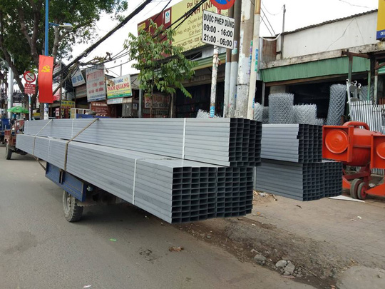 Nhiều cửa h&agrave;ng ở ng&atilde; 3 Trường Chinh- Phạm Văn Bạch (quận T&acirc;n Ph&uacute;) cho chở h&agrave;ng kiểu