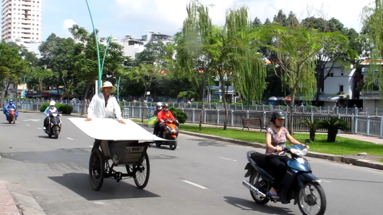 Những chiếc xe chở t&ocirc;n, tấm th&eacute;p lưu th&ocirc;ng tr&ecirc;n đường chực chờ g&acirc;y họa.