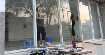 Bất chấp nguy hiểm, người dân trở lại chung cư Carina Plaza dù chưa thể sử dụng