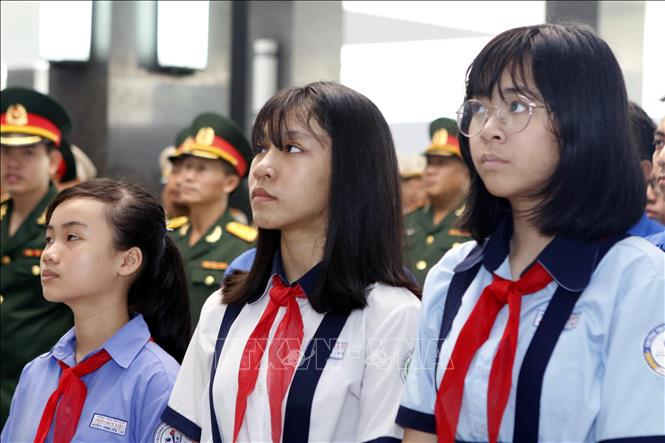 Học sinh dự Lễ truy điệu nguy&ecirc;n Tổng B&iacute; thư Đỗ Mười.