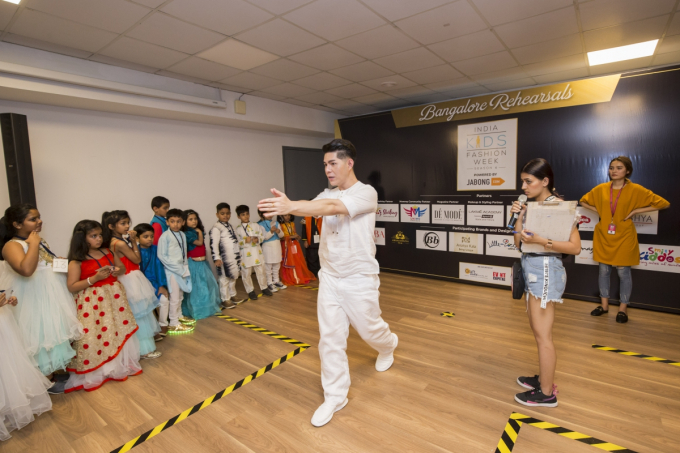 Đạo diễn Nguyễn Hưng Ph&uacute;c thực hiện tuần lễ thời trang trẻ em Ấn Độ