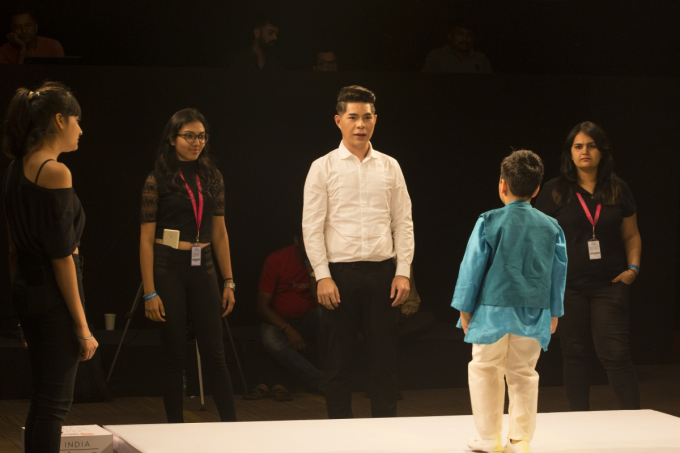 Đạo diễn Nguyễn Hưng Ph&uacute;c thực hiện tuần lễ thời trang trẻ em Ấn Độ