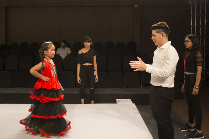 Đạo diễn Nguyễn Hưng Ph&uacute;c thực hiện tuần lễ thời trang trẻ em Ấn Độ