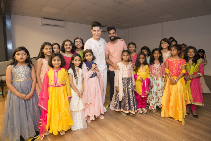 Đạo diễn Nguyễn Hưng Ph&uacute;c thực hiện tuần lễ thời trang trẻ em Ấn Độ