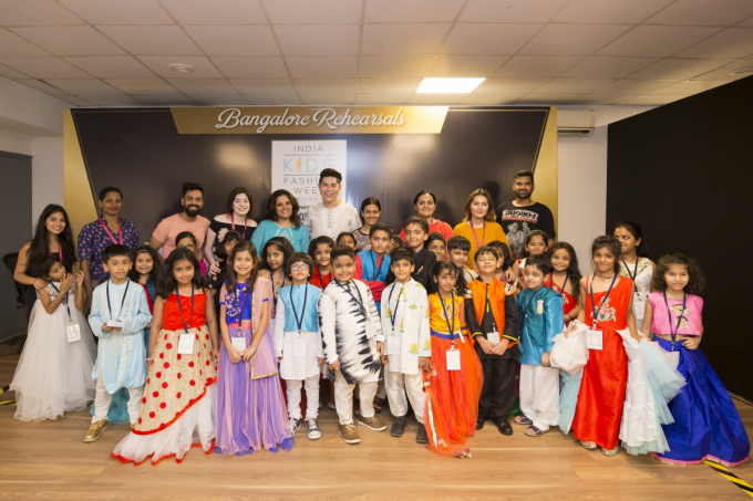 Đạo diễn Nguyễn Hưng Ph&uacute;c thực hiện tuần lễ thời trang trẻ em Ấn Độ