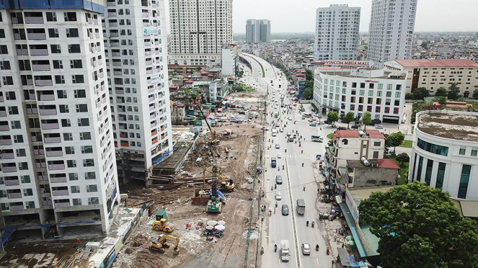 K&eacute;o theo đ&oacute; l&agrave; h&agrave;ng chục c&ocirc;ng tr&igrave;nh được mua b&aacute;n, sang nhượng v&agrave; x&acirc;y dựng tại khu vực vừa GPMB, khiến nơi đ&acirc;y tr&ocirc;ng như một đại c&ocirc;ng trường x&acirc;y dựng.