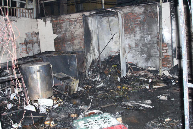 To&agrave;n bộ t&agrave;i sản của cửa h&agrave;ng b&aacute;n đồ ăn s&aacute;ng bị ch&aacute;y ho&agrave;n to&agrave;n.