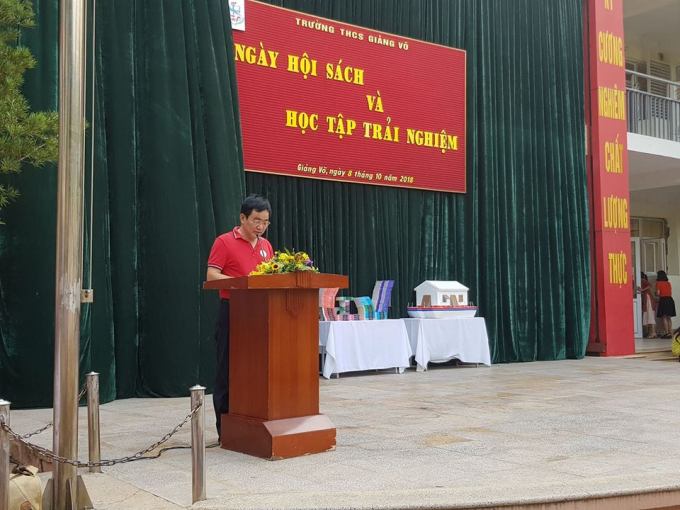 Th&agrave;y gi&aacute;o Đo&agrave;n C&ocirc;ng Thạo - Hiệu trưởng nh&agrave; trường ph&aacute;t biểu tại buổi lễ.