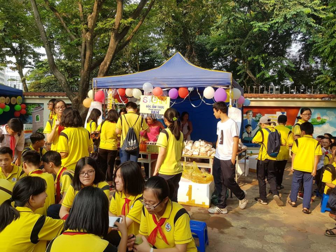 Nhiều học sinh c&aacute;c khối lớp n&ocirc; nức tham gia.