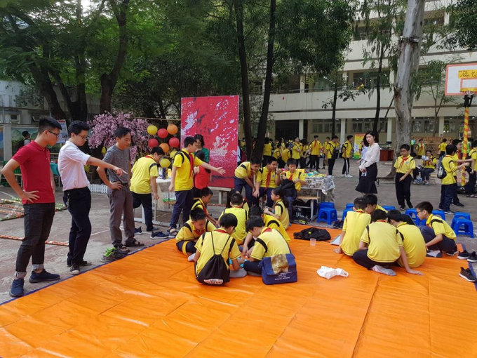 Rất đ&ocirc;ng c&aacute;c bạn học sinh khối lớp 6 tham gia hoạt động n&agrave;y.