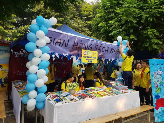 Rất nhiều c&aacute;c gian h&agrave;ng s&aacute;ch của c&aacute;c bạn học sinh.