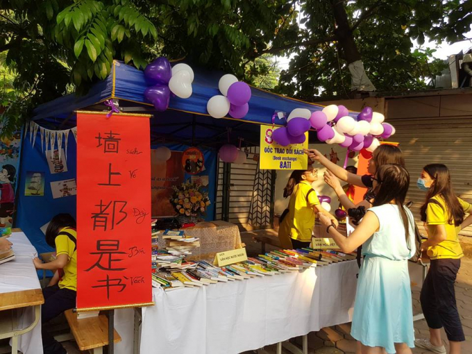 Gian h&agrave;ng trao đổi s&aacute;ch của khối lớp 8.