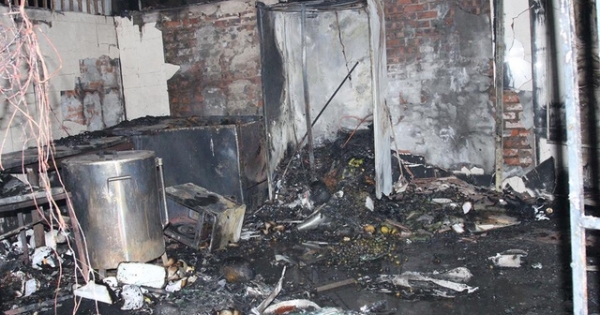 Hà Nội: 2 cửa hàng trên phố Chùa Láng bị thiêu rụi lúc rạng sáng