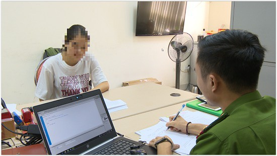 Một trong những nạn nh&acirc;n bị lừa đảo đến tr&igrave;nh b&aacute;o tại cơ quan c&ocirc;ng an (ảnh QTV)