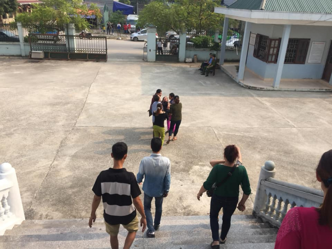 Một người th&acirc;n của c&aacute;c nạn nh&acirc;n đ&atilde; ngất tại phi&ecirc;n t&ograve;a.