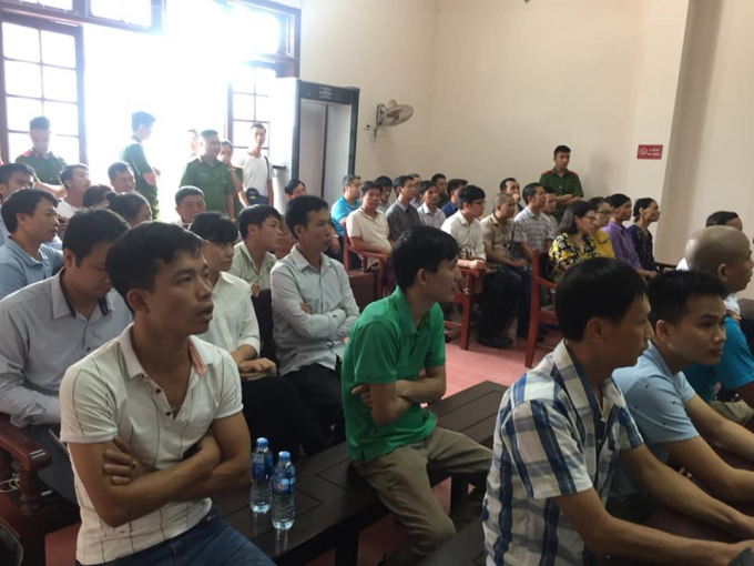 Rất đ&ocirc;ng người tham dự phi&ecirc;n t&ograve;a.