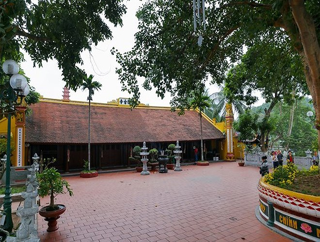 Ch&ugrave;a kh&ocirc;ng chỉ l&agrave; nơi sinh hoạt t&ocirc;n gi&aacute;o, m&agrave; c&ograve;n l&agrave; chỗ để mỗi con người lắng lại l&ograve;ng m&igrave;nh với những &yacute; nghĩa tốt l&agrave;nh. Với bề d&agrave;y cả ng&agrave;n năm lịch sử, rất nhiều ng&ocirc;i ch&ugrave;a, đền, phủ tại H&agrave; Nội trở th&agrave;nh điểm đến của người d&acirc;n trong ng&agrave;y m&ugrave;ng 1 v&agrave; ng&agrave;y rằm h&agrave;ng th&aacute;ng.Ch&ugrave;a Trấn Quốc &ndash; ng&ocirc;i ch&ugrave;a cổ nhất H&agrave; Nội với tr&ecirc;n 1.500 tuổi. Nơi đ&acirc;y được v&iacute; như h&ograve;n đảo xanh nằm soi m&igrave;nh b&ecirc;n s&oacute;ng nước Hồ T&acirc;y.