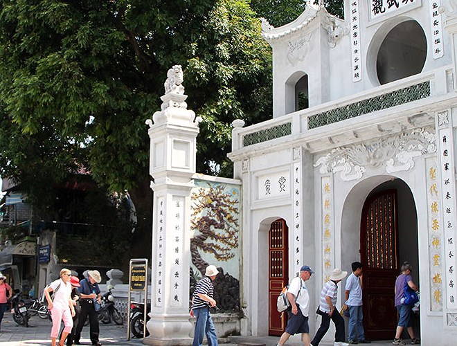 Nằm ở ng&atilde; tư đường Thanh Ni&ecirc;n v&agrave; đường Qu&aacute;n Th&aacute;nh, Trấn Vũ Qu&aacute;n hay c&ograve;n gọi l&agrave; đền Qu&aacute;n Th&aacute;nh vốn l&agrave; trấn Bắc, thuộc hệ thống &ldquo;Thăng Long tứ trấn&rdquo; của đất kinh kỳ.