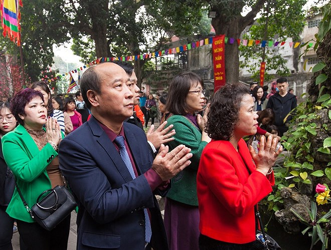 V&agrave;o ng&agrave;y m&ugrave;ng 1 h&agrave;ng th&aacute;ng đền Qu&aacute;n Th&aacute;nh lu&ocirc;n tấp nập kh&aacute;ch thập phương đến lễ.