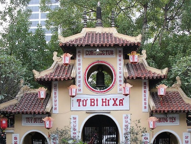 Ch&ugrave;a Qu&aacute;n Sứ kh&ocirc;ng chỉ l&agrave; ng&ocirc;i ch&ugrave;a linh thi&ecirc;ng, thanh tịnh m&agrave; đ&acirc;y c&ograve;n l&agrave; trụ sở của Trung t&acirc;m Gi&aacute;o hội Phật gi&aacute;o Việt Nam.