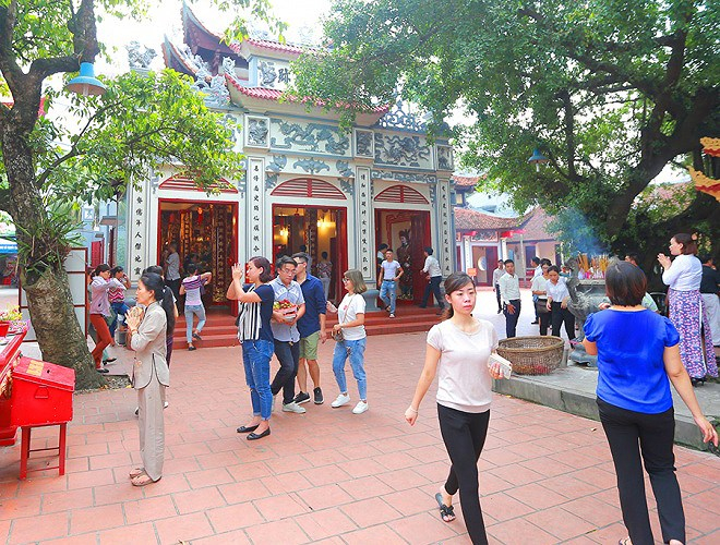 V&agrave;o ng&agrave;y m&ugrave;ng 1 h&agrave;ng th&aacute;ng, Phủ T&acirc;y Hồ tấp nập c&aacute;c phật tử đến d&acirc;ng hương. Đặc biệt, những người l&agrave;m ăn kinh doanh, nh&acirc;n vi&ecirc;n văn ph&ograve;ng thường tới Phủ để cầu lộc.