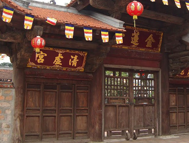 Nằm b&ecirc;n bờ Hồ T&acirc;y, ch&ugrave;a Kim Li&ecirc;n với kiến tr&uacute;c độc đ&aacute;o, được v&iacute; như một b&ocirc;ng sen nở rộ tr&ecirc;n mặt nước T&acirc;y Hồ, bốn m&ugrave;a s&oacute;ng phủ.