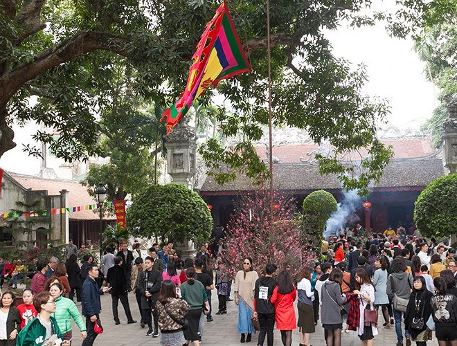 Mỗi dịp đầu năm hay ng&agrave;y m&ugrave;ng 1, rất nhiều người d&acirc;n đến ch&ugrave;a Kim Li&ecirc;n lễ v&agrave; v&atilde;n cảnh ch&ugrave;a.