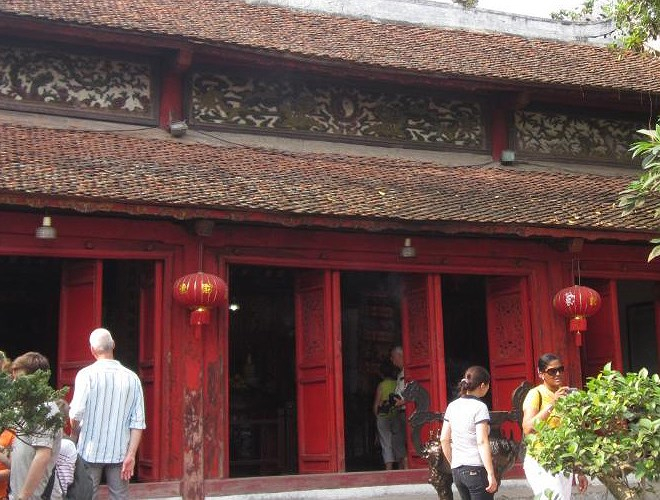 Đền Ngọc Sơn - điểm du lịch t&acirc;m linh của nhiều du kh&aacute;ch khi đặt ch&acirc;n đến H&agrave; Nội.