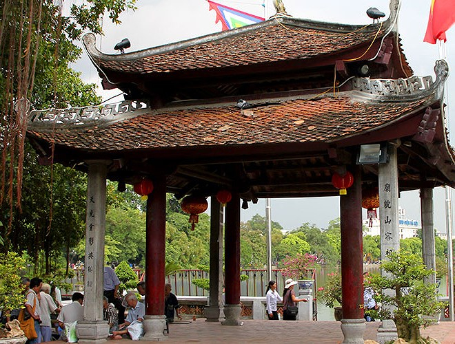 Đền Ngọc Sơn - Ng&ocirc;i đền kh&ocirc;ng chỉ l&agrave; điểm t&acirc;m linh để d&acirc;ng hương cầu mong b&igrave;nh an v&agrave; sức khỏe m&agrave; cũng l&agrave; nơi để thả lỏng, để cảm nhận cuộc sống. Để lưu lại những bức h&igrave;nh đẹp v&agrave; kh&aacute;m ph&aacute; những n&eacute;t độc đ&aacute;o của văn h&oacute;a Thủ đ&ocirc;...