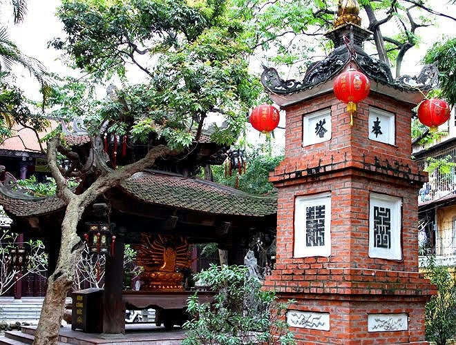 Ch&ugrave;a Ph&uacute;c Kh&aacute;nh nằm trong khu d&acirc;n cư đ&ocirc;ng đ&uacute;c, chật hẹp nhưng nơi đ&acirc;y được đ&ocirc;ng đảo cư d&acirc;n v&agrave; c&aacute;c phật tử t&igrave;m đến cầu an.