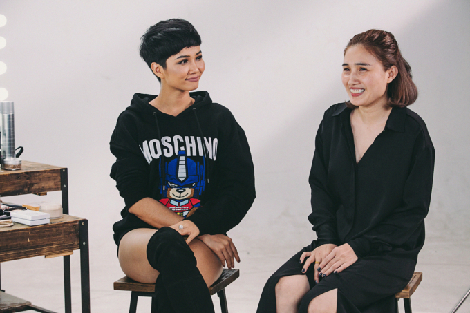 Hoa hậu H&rsquo;hen Ni&ecirc; &ldquo;dở kh&oacute;c dở cười&rdquo; khi cải trang phỏng vấn người đi đường