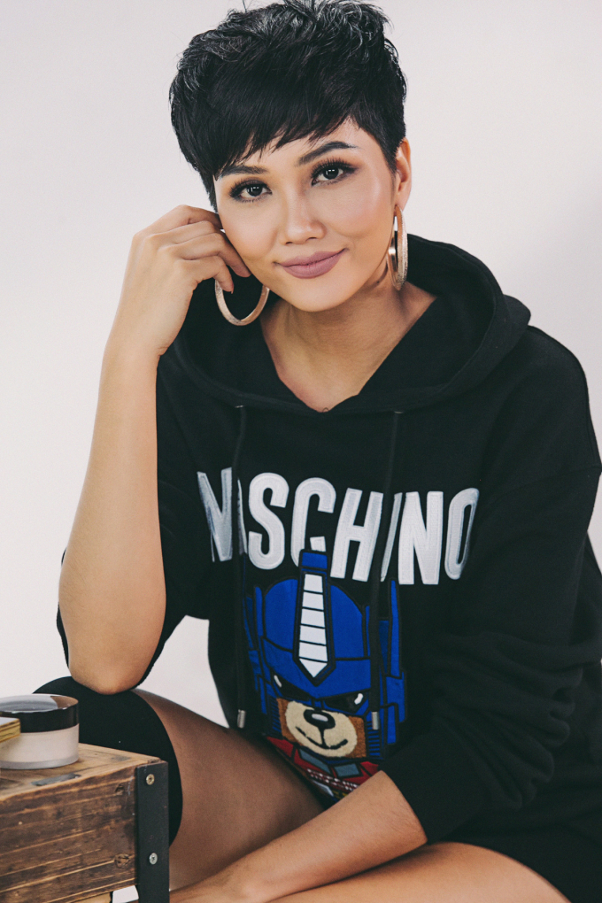 Hoa hậu H&rsquo;hen Ni&ecirc; &ldquo;dở kh&oacute;c dở cười&rdquo; khi cải trang phỏng vấn người đi đường