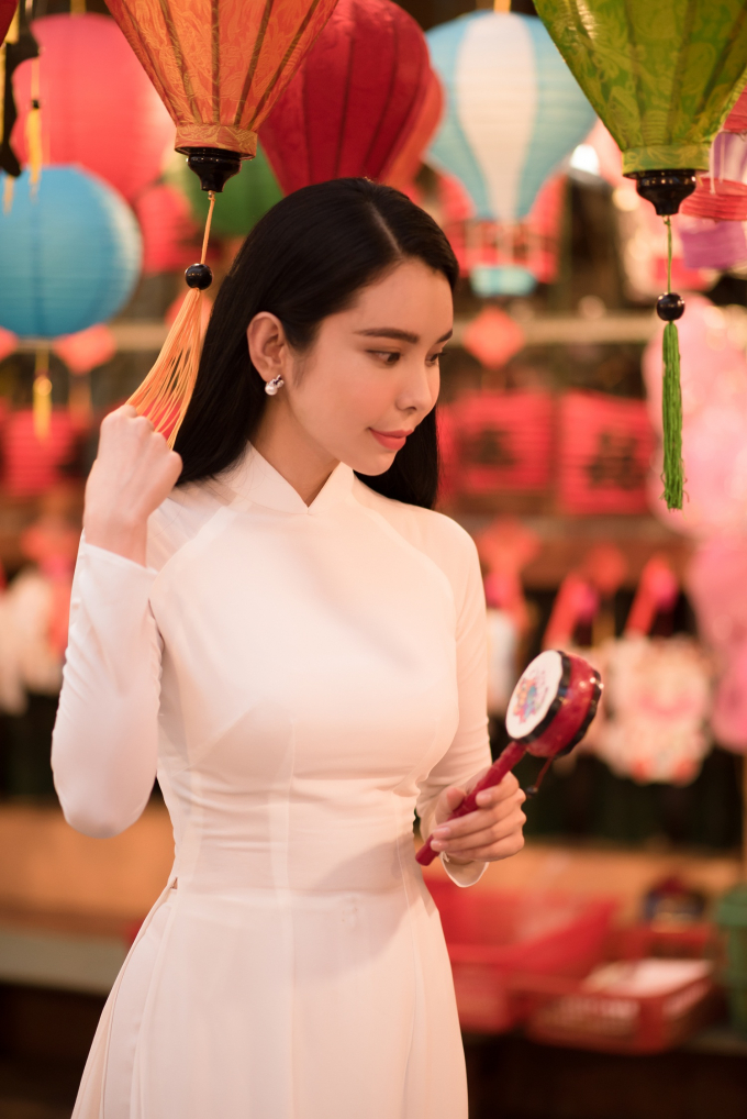 Nh&agrave; ngh&egrave;o, Huỳnh Vy quyết định xin mẹ được đi gi&uacute;p việc nh&agrave; cho một gia đ&igrave;nh gần đ&oacute; để đổi lấy việc tiếp tục đến trường.