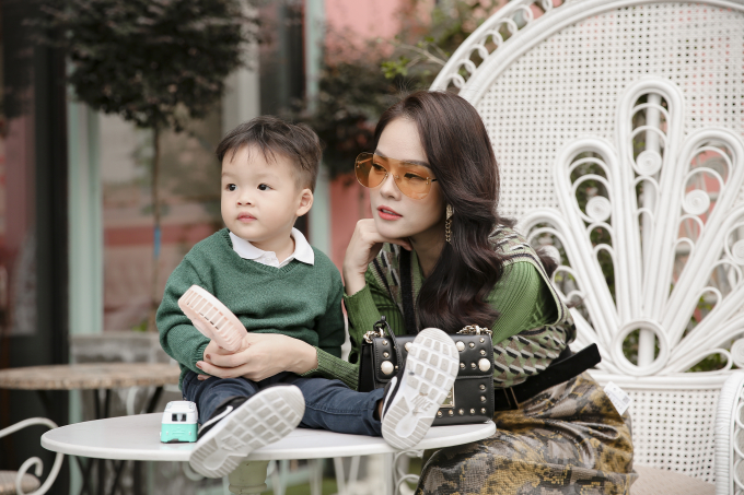 Dương Cẩm Lynh c&ugrave;ng con trai chụp bộ ảnh nh&acirc;n dịp sinh nhật b&eacute; hai tr&ograve;n hai tuổi