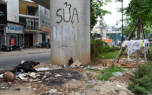 Nhếch nhác gầm đường sắt trên cao Cát Linh - Hà Đông