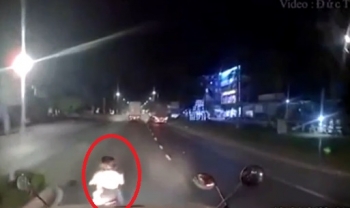 [Clip]: Thót tim với pha tạt đầu xe container của 2 nữ "quái xế" nữ