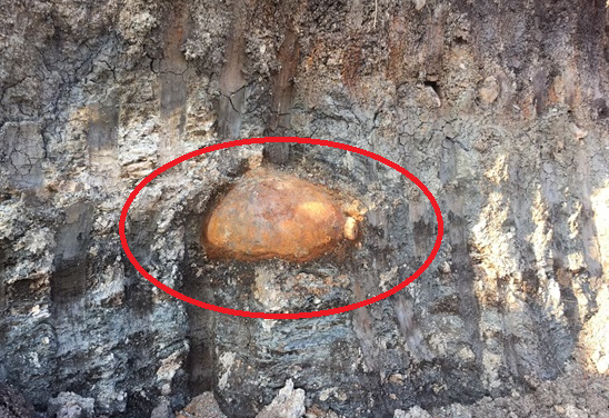 Quả bom được ph&aacute;t hiện tại mỏ đ&aacute;.