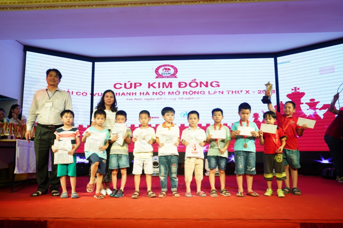 Trao giải cho c&aacute;c th&iacute; sinh.