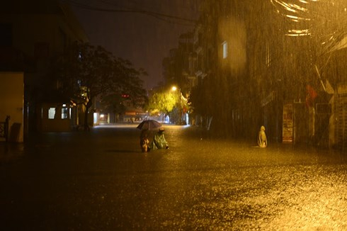 Khu vực H&agrave; Nội trời mưa v&agrave; trở lạnh từ rạng s&aacute;ng ng&agrave;y 10/10.