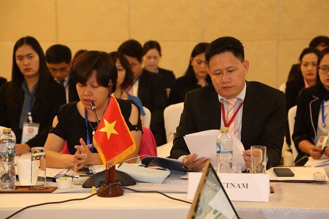 &Ocirc;ng Nguyễn Hữu Huy&ecirc;n (b&ecirc;n phải), Trưởng đo&agrave;n Việt Nam tham dự ASLOM 18