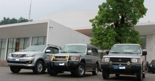 Thứ trưởng, chủ tịch tỉnh vẫn xe công đưa đón: Siết dưới, nới trên