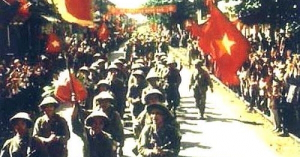 Huyền thoại người leo cột thép chót vót mắc cờ cho ngày 10/10