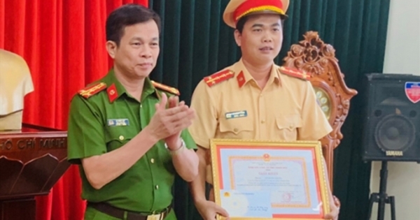 Thanh Hóa: Trao bằng khen cho đại úy CSGT cởi áo cầm máu cứu người