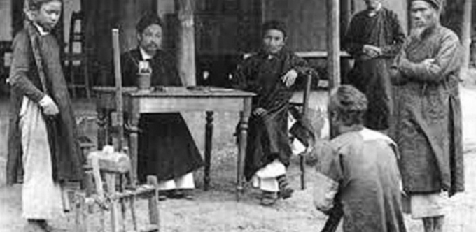 Quan huyện xử &aacute;n thời xưa.