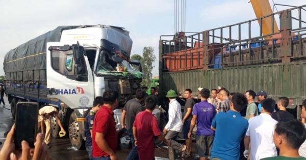 Nghệ An: Xe tải tông vào đuôi xe container đầu nát bét, tài xế nhập viện nguy kịch